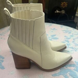 *Marc Fisher* Sz 8.5 Leather Ankle Booties in Ivory/Bone Wood Block Heel